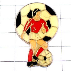 ピンバッジ・サッカー選手ボール球 SOCCER PLAYER