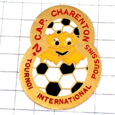 ピンバッジ・サッカーボールから生まれた雛ヒヨコ割れた球 CHARENTON POUSSINS SOCCER FRANCE