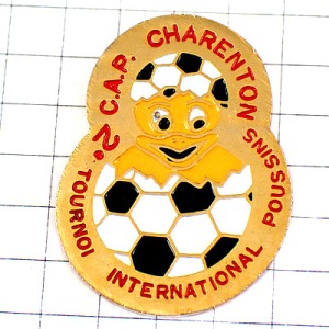 ピンバッジ・サッカーボールから生まれた雛ヒヨコ割れた球