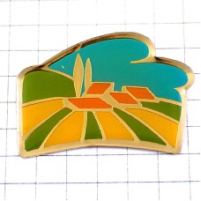 ピンバッジ・小さな村の風景ひろがる畑や青い空