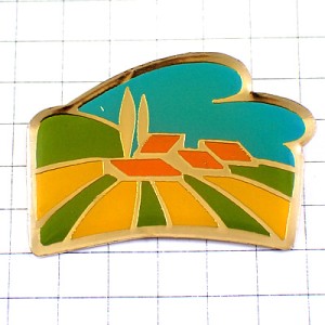 ピンバッジ・小さな村の風景ひろがる畑や青い空
