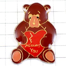 ピンバッジ・クマ熊のぬいぐるみ赤いハートあなたがいなくて寂しい MISSING-YOU TEDDY-BEAR