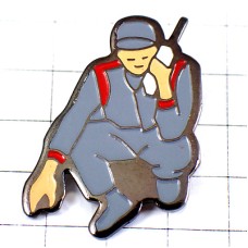 ピンバッジ・トランシーバーで通話中