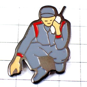 ピンバッジ・トランシーバーで通話中