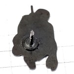 ピンバッジ・トランシーバーで通話中