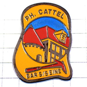 ピンバッジ・赤い屋根の古い家