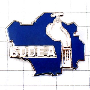 ピンバッジ・白い蛇口ながれる水