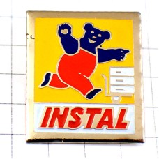 ピンバッジ・オーバーオール作業服のクマ熊サロペット家具の設置 ピンバッジ・オーバーオール作業服のクマ熊サロペット家具の設置