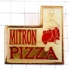 ピンバッジ・シェフ二輪スクーターに乗るピザ屋さん料理人コックさんバイク