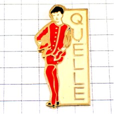 ピンバッジ・赤いスーツの女の子 QUELLE GERMANY