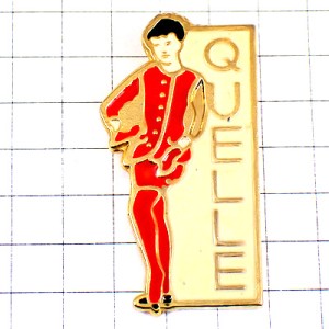 ピンバッジ・赤いスーツの女の子 QUELLE GERMANY
