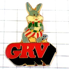 ピンバッジ・ウサギ洋服を着た兎うさぎGRV赤い文字 ピンバッジ・ウサギ洋服を着た兎うさぎGRV赤い文字