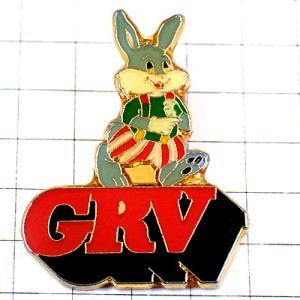 ピンバッジ・ウサギ洋服を着た兎うさぎＧＲＶ赤い文字