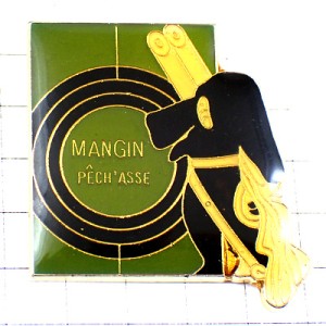 ピンバッジ・黒い猟犬と的ハンティング射撃