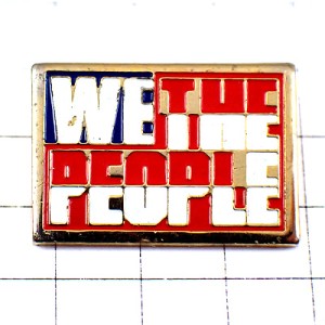 ピンバッジ・私たち国民アメリカ英語メッセージ/USA国旗色