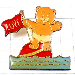 ピンバッジ・ラブの旗クマ熊のぬいぐるみ球ボール波