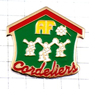 ピンバッジ・３人のダンサー踊りAF赤い屋根の学校