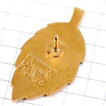 ピンバッジ・葉っぱに黄色い人ニクラウストロックスラー画スイスのグラフィックデザイナー NIKLAUS-TROXLER SWISS LEAVE