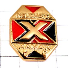 ピンバッジ・サッカークラブ金色アルファベットＸスイス赤と黒とゴールド X-LETTER NEUFCHATEL SWISS