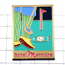 ピンバッジ・ゴルファーの足とグリーン芝ゴルフ場 HOTEL MERCURE GOLF FRANCE