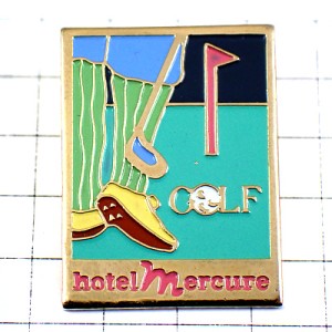 ピンバッジ・ゴルファーの足とグリーン芝ゴルフ場 HOTEL MERCURE GOLF FRANCE
