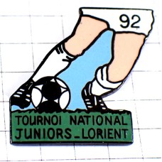 ピンバッジ・サッカー選手ボール球ドリブル SOCCER LORIENT BRETAGNE FRANCE