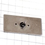 ピンバッジ・オリベッティ社タイプライター銀色と赤い四角 OLIVETTI ITALIA ITALY