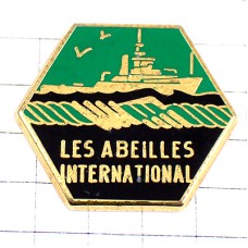 ピンバッジ・カモメ金色の大型船ボート波の上