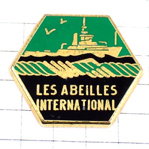 ピンバッジ・カモメ金色の大型船ボート波の上