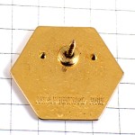 ピンバッジ・カモメ金色の大型船ボート波の上