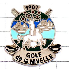 ピンバッジ・白い馬ゴルフ場２席の船ゴルフクラブ GOLF NIVELLE FRANCE