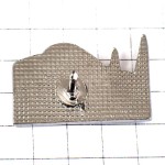 ピンバッジ・ニューマン新しい男シルバー銀色 NEW-MAN CLERMONT-FERRAND FRANCE