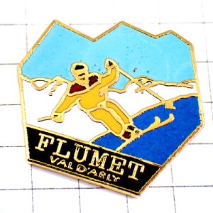 ピンバッジ・スキーヤー滑降アルプス雪山