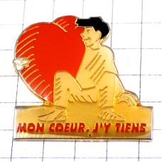 ピンバッジ・ハートを抱く男の子 MON-COEURV