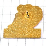 ピンバッジ・ハートを抱く男の子