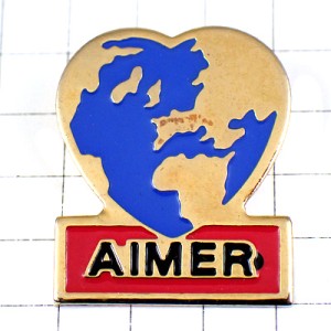 ピンバッジ・ハート型の地球エメ愛する