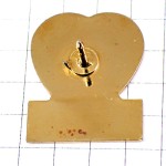 ピンバッジ・ハート型の地球エメ愛する