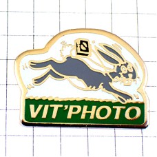 ピンバッジ・灰色のウサギ兎カメラを持って走る VIT-PHOTO RABBIT FRANCE ピンバッジ・灰色のウサギ兎カメラを持って走る VIT-PHOTO RABBIT FRANCE