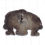 ピンバッジ・ラグビー選手スクラム赤い球ボール