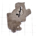 ピンバッジ・顎の長いラグビー選手ボールを持って走る