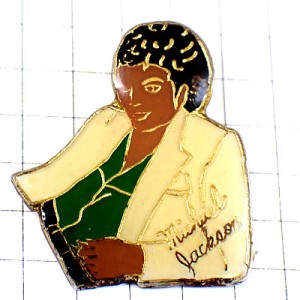 ピンバッジ・白いジャケットのマイケルジャクソン歌手 MICHAEL-JACKSON USA