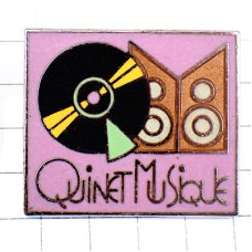 ピンバッジ・黒いレコード盤スピーカー音楽