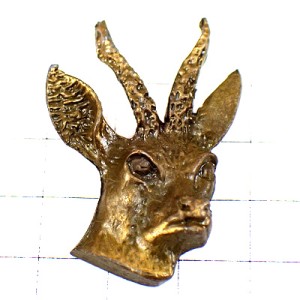 ピンバッジ・大きな角の鹿ハンティング狩猟ブロンズ色のシカ