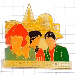 ピンバッジ・電話の受話器を手にした若者