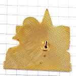 ピンバッジ・電話の受話器を手にした若者