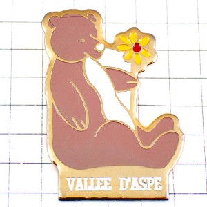 ピンバッジ・花を手にしたクマ熊ぬいぐるみピレネー山脈テディベア PYRENEES VALLEE-D-ASPE TEDDY-BEAR FRANCE
