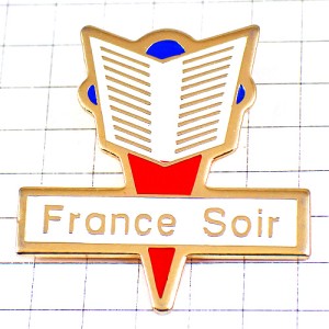ピンバッジ・新聞紙フランスソワール紙を読む FRANCE-SOIR NEWSPAPER FRANCE
