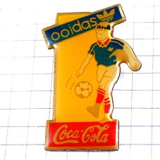 ピンバッジ・アディダス洋服サッカー選手コカコーラスポンサー ADIDAS
