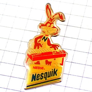 ピンバッジ・うさぎ兎キーボード奏者ミュージック音楽楽器 NESQUIK NESTLE SWISS