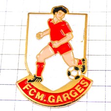 ピンバッジ・サッカー選手ボール赤いユニフォーム球 GARGES SOCCER FRANCE
